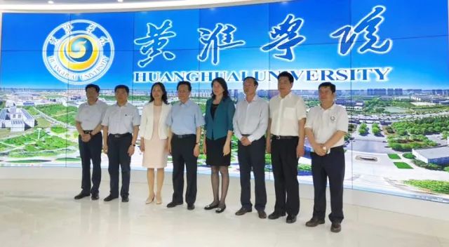 中華職業教育社理事長陳昌智、河南省副省長霍金花一行參觀展廳